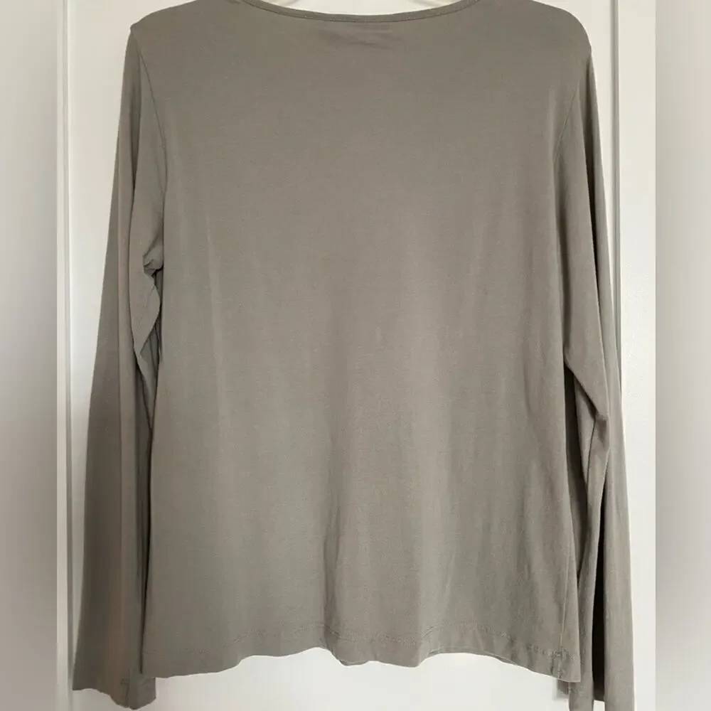 Chico’s griege tee shirt blouse top v neck sophisticated trim long sleeves Med C